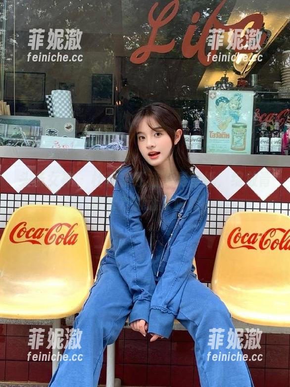 头条女神 - 杜菲菲红裙高清壁纸，绽放青春活力的迷人瞬间