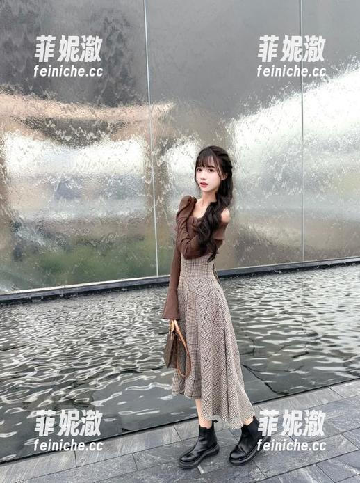 头条女神 - 当美图遇上囧态：樊安妮的制服少女图包大公开