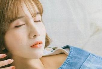 头条女神 – 王竹丝袜套图精选，给你带来视觉上的精致享受