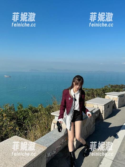 头条女神 - 高定义的视觉享受，穆菲菲连体衣写真展现个性与魅力的交融！