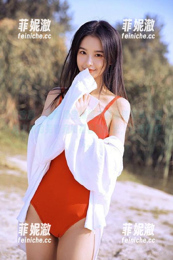微密圈 - 定制奶宝妹纸主题清纯写真，图片中她的笑容宛如初春的阳光，温暖而真实。