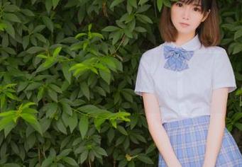 追随“姜仁卿(강인경)”的足迹，经典学姐主题cos套图，尽显少女心事