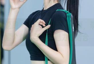 学妹加速跑 – 小冉短裙写真资源，带你探索个性化与盛夏魅力的结合