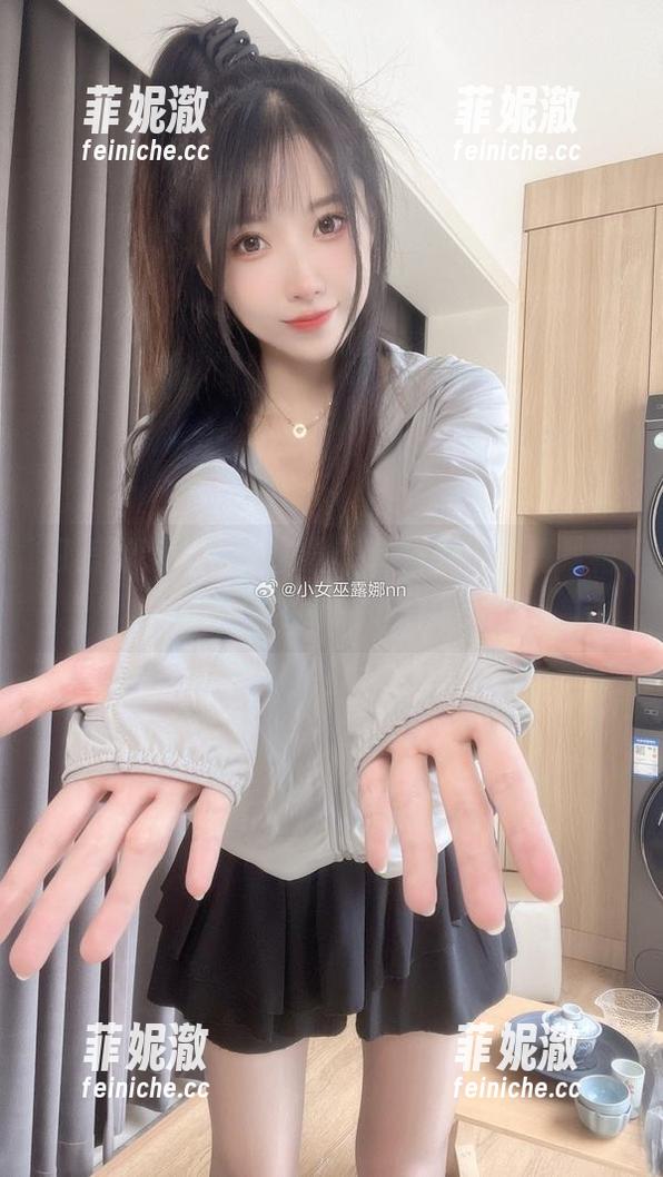 小女巫露娜 可爱的小女巫露娜最新套图更新,亮片裙肉丝为你点亮每一天!