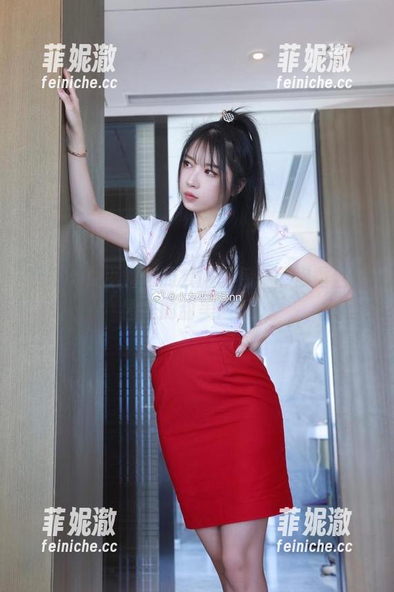 下载小女巫露娜的校服图包，带你重温校园里的甜美回忆！