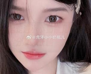 让我们一起走进小小奶瓶儿的写真世界，分享“长腿”之美
