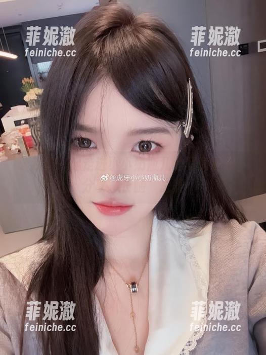 让我们一起走进小小奶瓶儿的写真世界，分享“长腿”之美