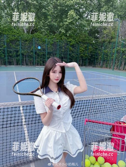 小小奶瓶儿 小小奶瓶儿的美图分享:裤里丝风格写真让你眼前一亮