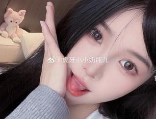 小小奶瓶儿牛仔裤精选写真集：展现时尚与生活的交织，尽在她的镜头下！