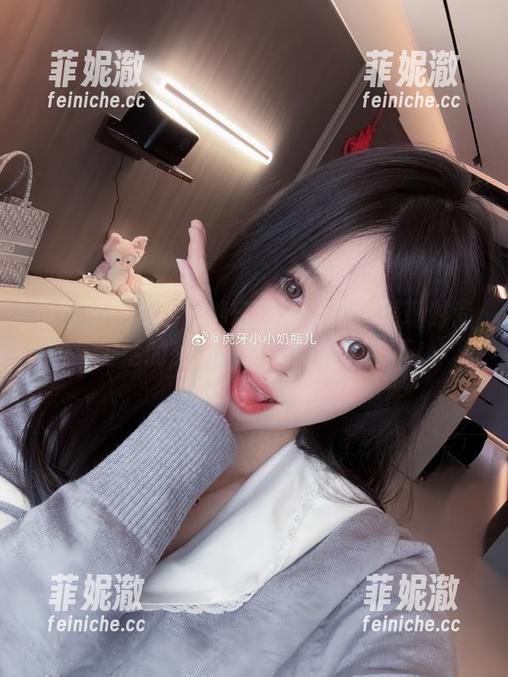 小小奶瓶儿牛仔裤精选写真集：展现时尚与生活的交织，尽在她的镜头下！