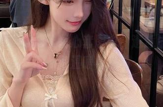 在小小奶瓶儿的甜心套图中，邂逅生活的每一份温暖与感动