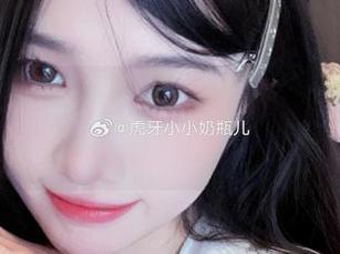 在美丽的白色蕾丝中，观看小小奶瓶儿的写真独特魅力与风格