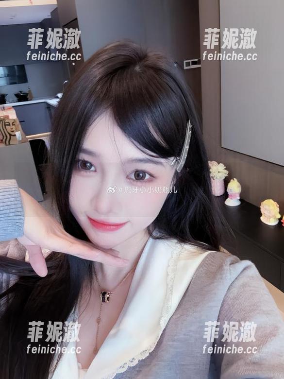 在美丽的白色蕾丝中，观看小小奶瓶儿的写真独特魅力与风格