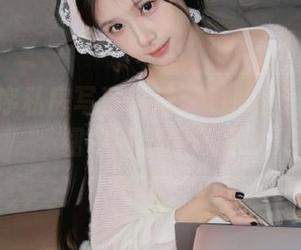 少女秩序私房写真精选：过膝白丝牛仔短裙中的俏丽风采