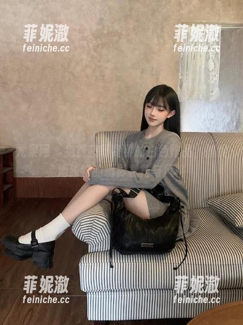 尤果网 - 免费获取佟蔓的白色作品，捕捉她独特的摄影视角与风格