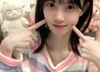 尤果网 – 追寻周心情的私拍美图，红裙摇曳间尽显青春活力与梦幻风情