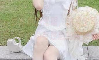 尤果网 – 黑丝魅力无限，李思宁写真图包带你领略时尚与性感的完美融合
