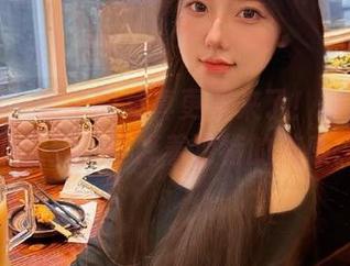 尤果网 – 栗子的写真更新来了！眼镜造型下的她，诠释着独特的美感。