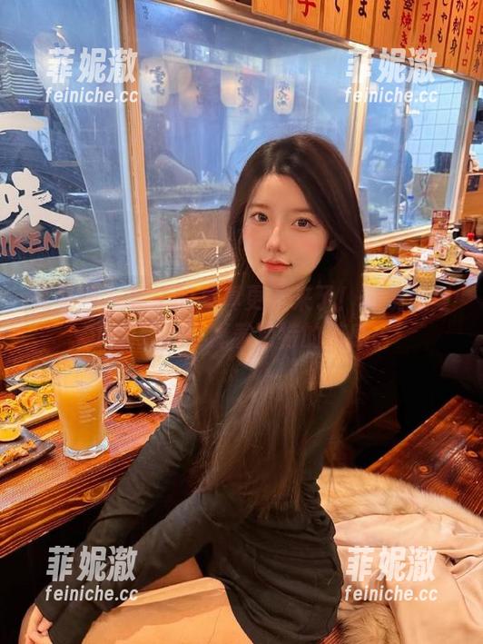 尤果网-栗子 尤果网 - 栗子的写真更新来了!眼镜造型下的她,诠释着独特的美感。
