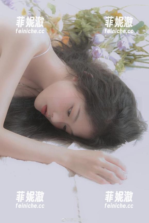 尤果网-研依 尤果网 - 研依写真集更新:办公空间中的艺术之旅,让“办公室”焕发新生