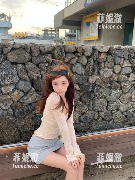 异思趣向-小小 异思趣向 - 小小红色开衩的写真资源,探索摄影艺术的迷人世界