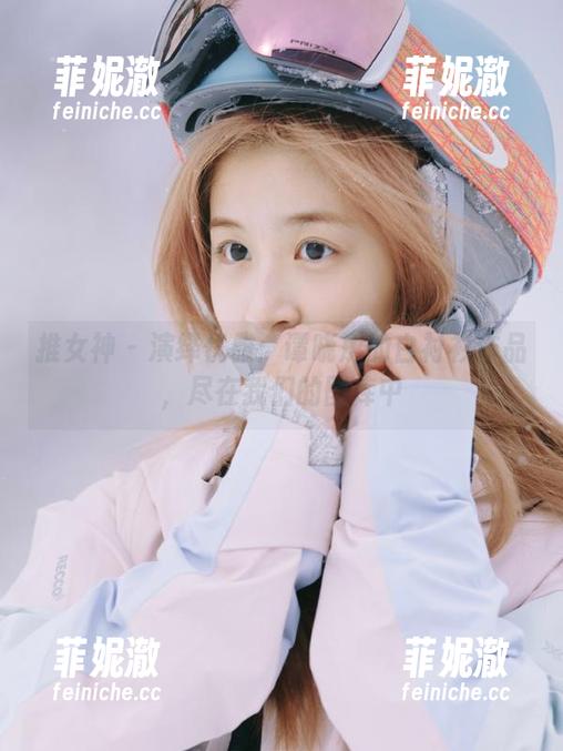 推女神 - 演绎优雅：谭晓彤的白衬衫作品，尽在我们的图库中