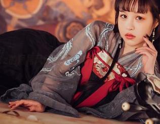 邂逅晕崽Zz的短裙风情：精美原图资源，尽显青春活力与魅力