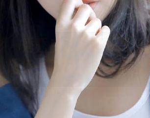 月下摄影 – 秀秀白裙写真：高清图片下载，让每一瞬间都成为永恒！