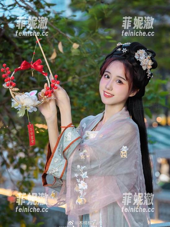 不一样的风格！木绵绵OwO白色比基尼电子版的图片，畅快分享！