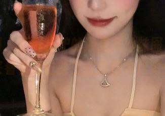 果团网 – 新鲜出炉的通灵儿丝袜图库，快来看看这位博主的最新力作吧！
