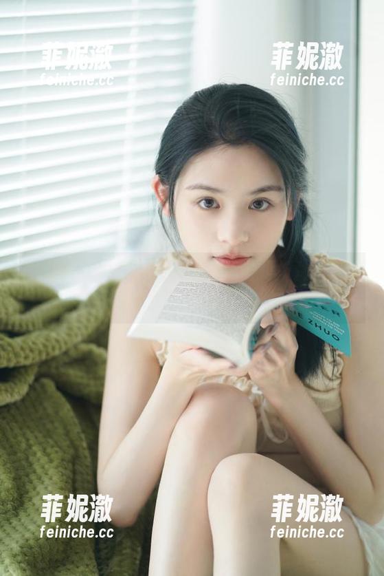 桃沢樱呀 微密圈 - 桃沢樱呀的黑丝魅力写真:精彩照片记录她优雅与性感的双重气质