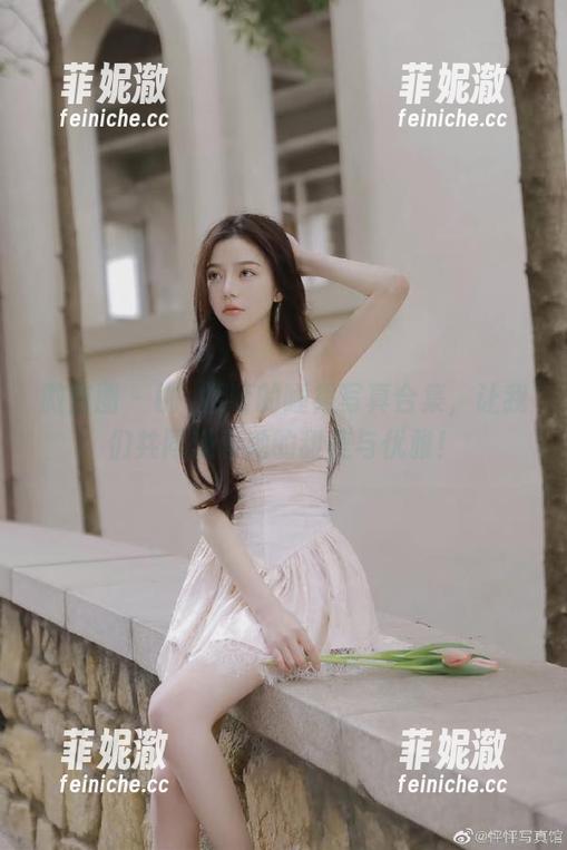 微密圈 - 桃沢樱呀的睡裙写真合集，让我们共同观看她的甜美与优雅！