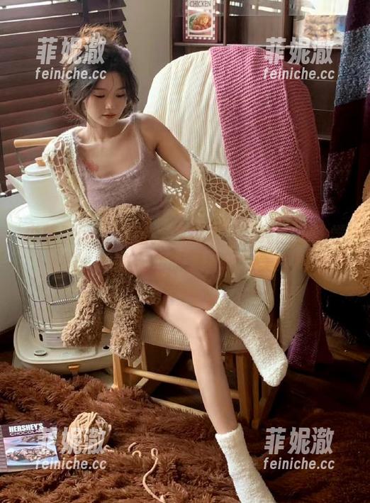 森萝财团 - 亲密接触甜米与纯纯的白丝学妹：她的作品原图展现完美瞬间