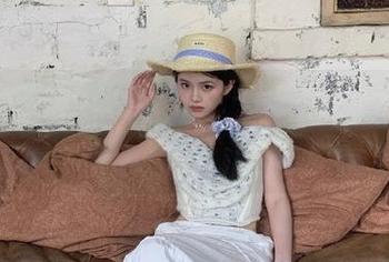 模范学院 – 唐琪儿Beauty的泳衣高清图片，笑看水中身影的自嘲与逗趣