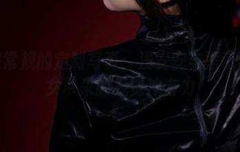打破常规的定制写真：浅安安与歪萌社修女带来的视觉冲击力