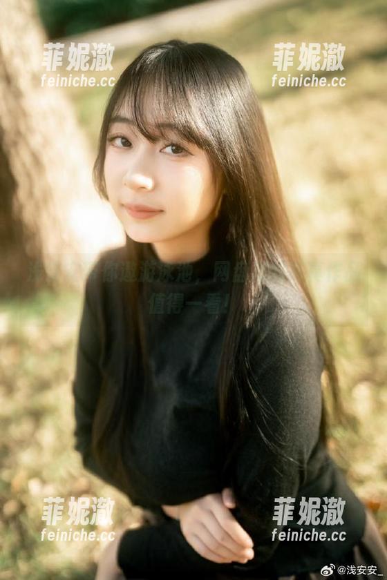 浅安安 浅安安带你遨游泳池,网盘里的写真作品值得一看!