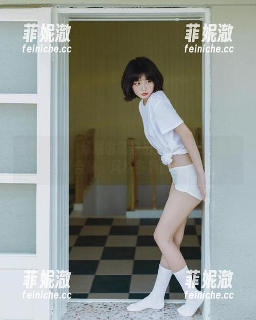 物恋传媒 - 汤匙也能穿出美感：嘟嘟连体衣写真合集，风格各异的魅力套图