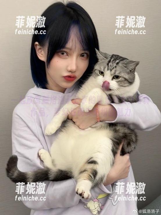 一起欣赏狐洛洛子分享的鲨鱼妹女仆写真作品，梦幻与现实交织的魅力
