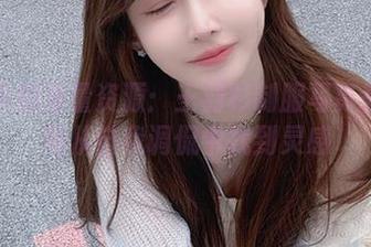 图库中的海量资源：王羽杉制服写真教你如何从自我调侃中找到灵感