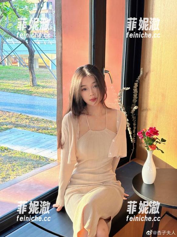 白烨烨 定制图集介绍:如何欣赏白烨烨的纸牌兔女郎创作之美