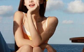 有没有人能抗拒？白莉爱吃巧克力的粉色写真原图下载，绝对让你心动！