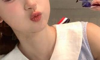 动人的白莉爱吃巧克力棉袜写真图包，带你进入甜美的视觉盛宴