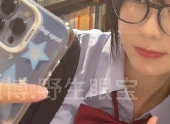 白色无袖下的眼酱大魔王w，高清壁纸演绎她的自我调侃