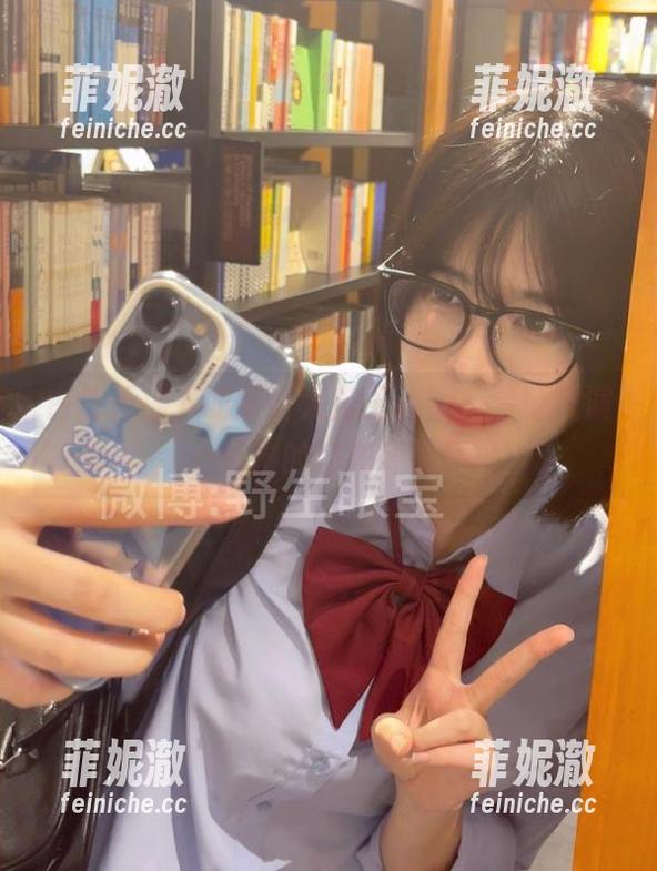 眼酱大魔王w 白色无袖下的眼酱大魔王w,高清壁纸演绎她的自我调侃