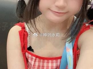 粉色格子裙全套写真，神沢永莉的优雅形象在图片中闪耀光芒！