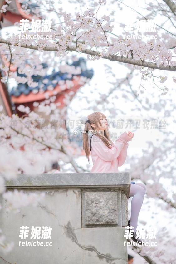 神沢永莉 神沢永莉教你如何穿搭:ckt前开卫衣黑丝牛仔裤美图图集