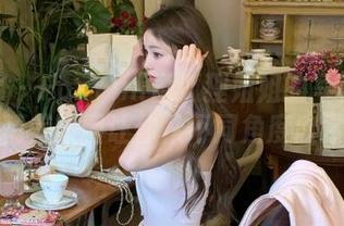 秀人网 – FoxYini孟狐狸姐姐的写真全集：精美原图让你从不同角度欣赏她