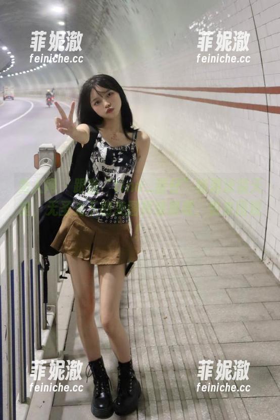 秀人网-tina_甜仔 秀人网 - 跟随“tina_甜仔”畅游泳装天堂,无圣光下的美图尽情展现,快来围观!