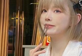 秀人网 – 喜欢在线的周jojobaby少女写真美图，却总要自嘲少了些纯真