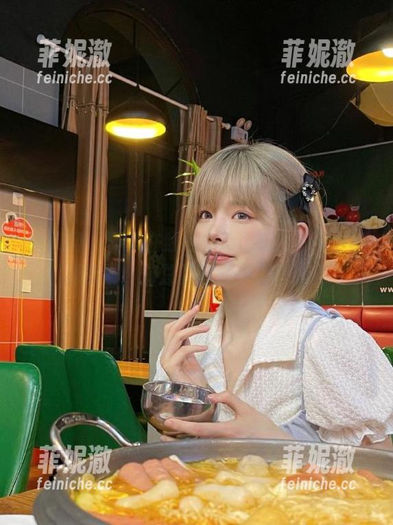 秀人网 - 喜欢在线的周jojobaby少女写真美图，却总要自嘲少了些纯真